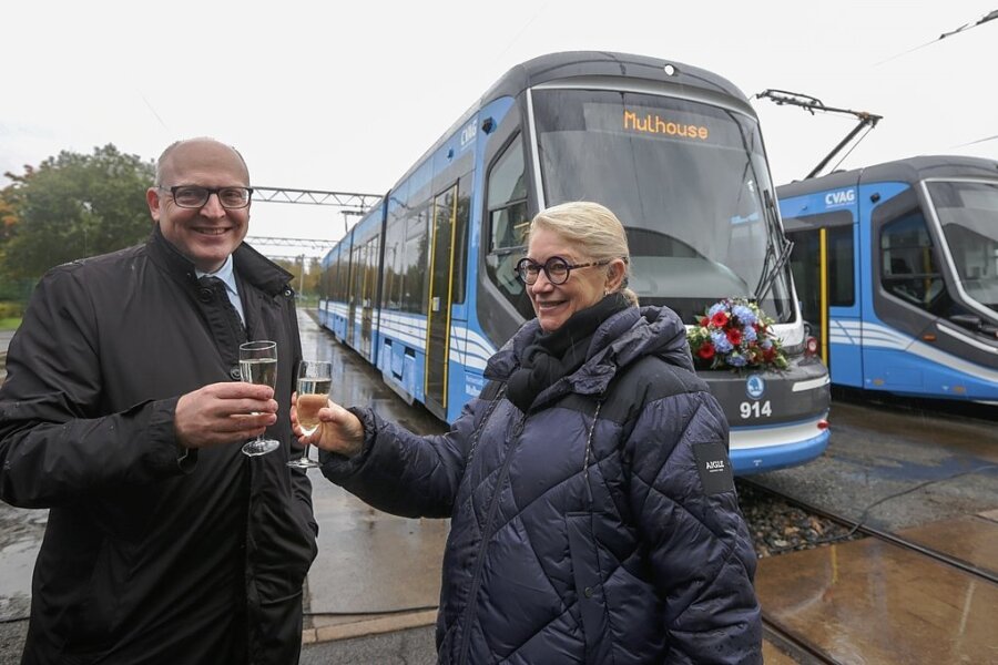 Michèle Lutz, Bürgermeisterin der Stadt Mulhouse im Elsass, und ihr Chemnitzer Amtskollege Sven Schulze tauften am Dienstag eine Straßenbahn der CVAG auf den Namen der französischen Partnerstadt. 
