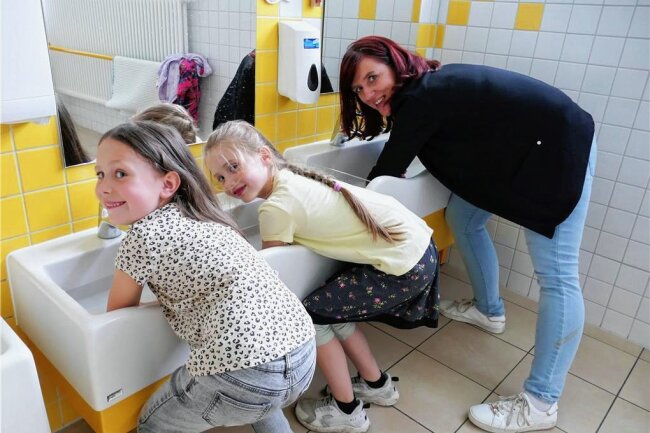 Party im Zwergenland: Kita Schönbrunn feiert 30-jähriges Bestehen - Mit einigen Kindern wird Erzieherin Janine Grahl unter anderem zeigen, wie ein Armbad funktioniert. 