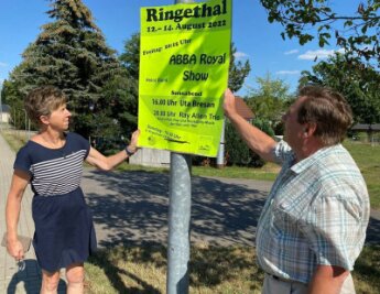 Carmen Sachse und Benno Fischer haben überall in Mittweida Plakate für das Inselteichfest aufgehängt. Am Wochenende wird in Ringethal gefeiert. 