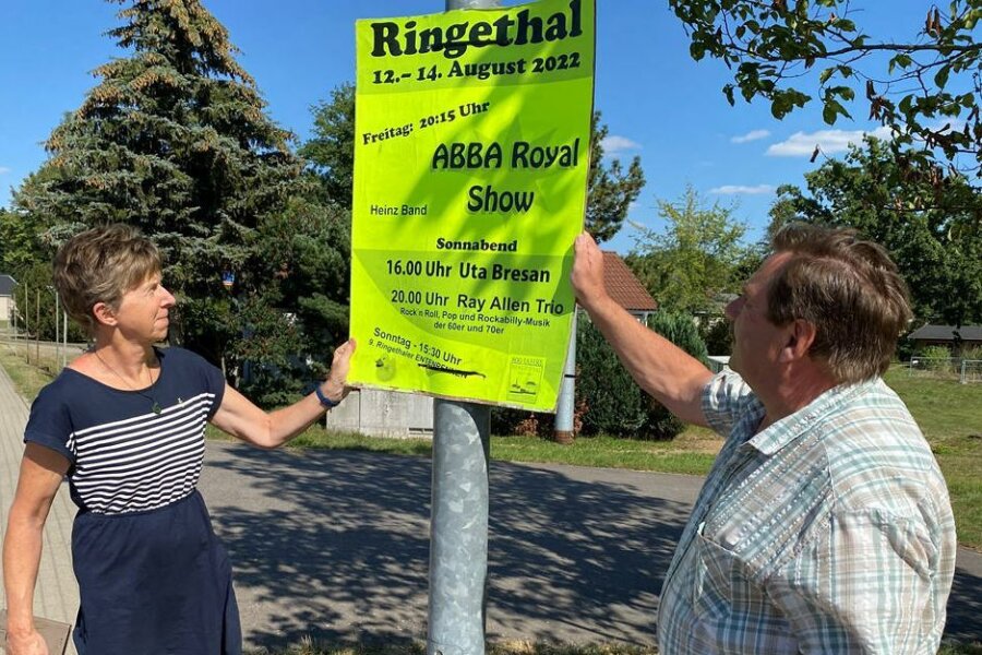 Carmen Sachse und Benno Fischer haben überall in Mittweida Plakate für das Inselteichfest aufgehängt. Am Wochenende wird in Ringethal gefeiert. 