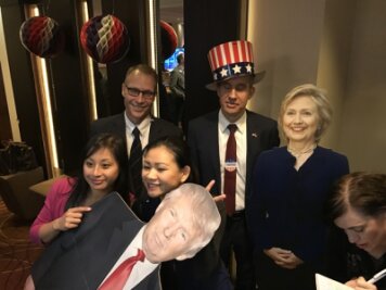 Party zur US-Wahl: Gäste des Konsulats wollen Clinton - Impression von der Wahlparty im Leipziger US-Konsulat. Mit Hut: US-Generalkonsul Scott R. Riedmann.