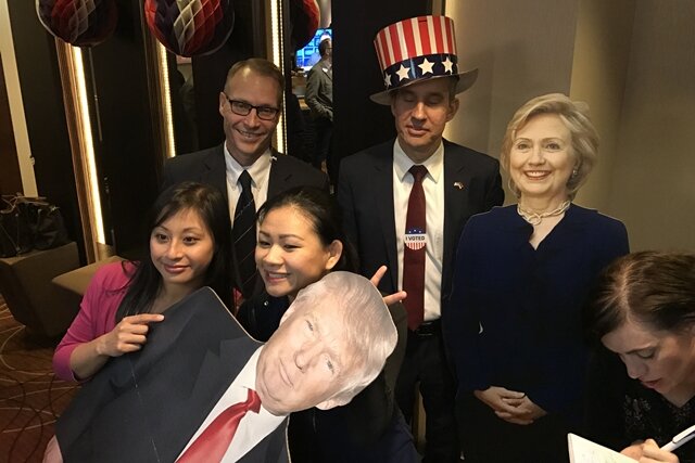 Party zur US-Wahl: Gäste des Konsulats wollen Clinton - Impression von der Wahlparty im Leipziger US-Konsulat. Mit Hut: US-Generalkonsul Scott R. Riedmann.