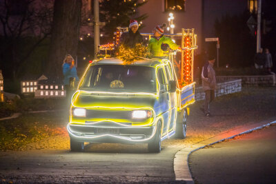 Partybus stimmt auf Weihnachtszeit in Neukirchen ein - 