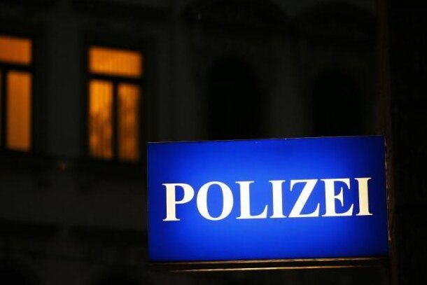 Partygäste greifen Polizisten an - Am Samstagabend feierte in Zwickau eine Gruppe lautstark in einem Hof. Als Polizisten für mehr Ruhe sorgen wollten, gingen zwei Gäste auf sie los und mussten fixiert werden. Vier Personen wurden leicht verletzt. 