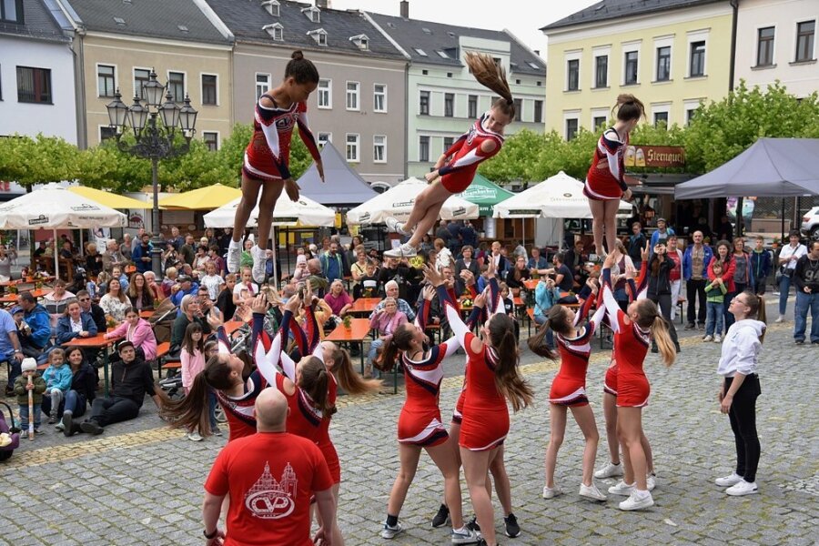 Beim Sperkenfest sorgte der Cheerleaderverein Obervogtland mit akrobatischen Einlagen bei den Besuchern für Staunen. Fotos: Christian Schubert