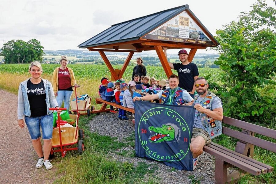 Partymacher spendieren Sitzgruppe für Picknicks - Tino Walther (re.) und Steve Bene von den „Ridin’ Crocs“ kamen zur Einweihung der Sitzgruppe.