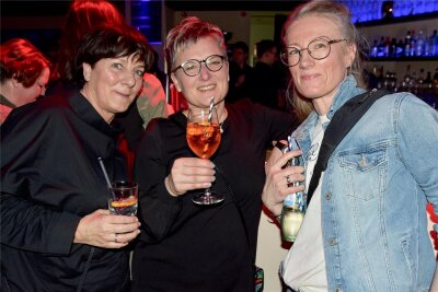 Partyreihe „Mama geht tanzen“ erstmals in Chemnitz: Wie das Format bei den Frauen ankommt - Annett Kiehl, Silke Rudolph und Isa Süßner waren eine der ersten auf der Tanzfläche.