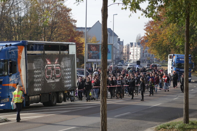 Partystimmung in Chemnitz: Techno-Fans ziehen durch die Stadt - 