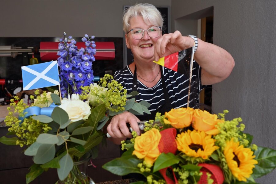Passend zum Eröffnungsspiel der EM: Eine Flöhaerin lässt Blumen für den Fußball sprechen - Floristin Sylvia Loske im Geschäft Stilbruch Flöha lässt für das Eröffnungsspiel Deutschland gegen Schottland Blumen sprechen.