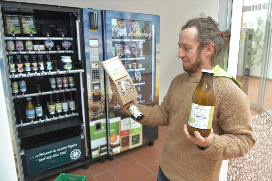 Pasta, Öl, Milch, Eier, Bier: In Mittelsachsen sind Automaten im Kommen - Danilo Braun aus Langhennersdorf hat in der Gerberpassage Freiberg einen Automatenladen für Lebensmittel eingerichtet.