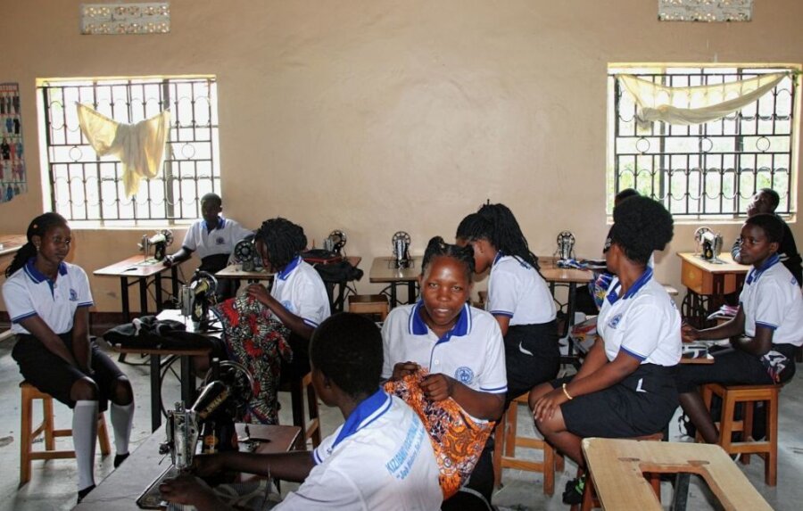 Patenschaften, Schulen, Medizin: Wie Vogtländer in Afrika Entwicklungshilfe leisten - Blick in eines der renovierten Klassenzimmern auf dem Schulcampus in Kitokolo.