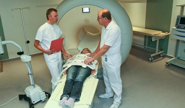 Patienten dürfen in der neuen Röhre sogar zappeln - 
              <p class="artikelinhalt">Modernste Technik: Der neue Magnetresonanz-Tomograf zeigt den Helios-Ärzten Kai Becker (l.) und Peter Fischer den Körper.</p>
            