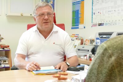 Patientenansturm auf Lungenspezialisten in Gornau - Dr. Heinrich Schwarz in seiner Sprechstunde.