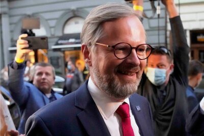 Patt in Tschechien - Petr Fiala, Vorsitzender des konservativen Oppositionsbündnisses SPOLU (Gemeinsam) lächelt. Bei der Parlamentswahl in Tschechien gehört er zu den Siegern, aber wird er auch neuer Premier? 