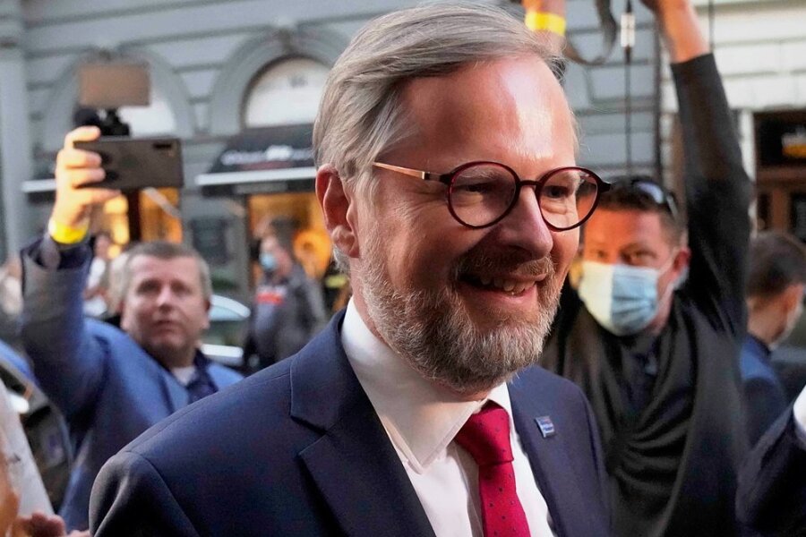Petr Fiala, Vorsitzender des konservativen Oppositionsbündnisses SPOLU (Gemeinsam) lächelt. Bei der Parlamentswahl in Tschechien gehört er zu den Siegern, aber wird er auch neuer Premier? 