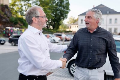 Paukenschlag: Jens Scharff ist neuer OB von Auerbach - Amtsinhaber Manfred Deckert (rechts im Bild) gratuliert dem Wahlsieger Jens Scharff (links) zu dessen Wahlsieg. Dieser fiel mit 56,1 Prozent überraschend klar aus - Deckert holte nur 34,3 Prozent. 