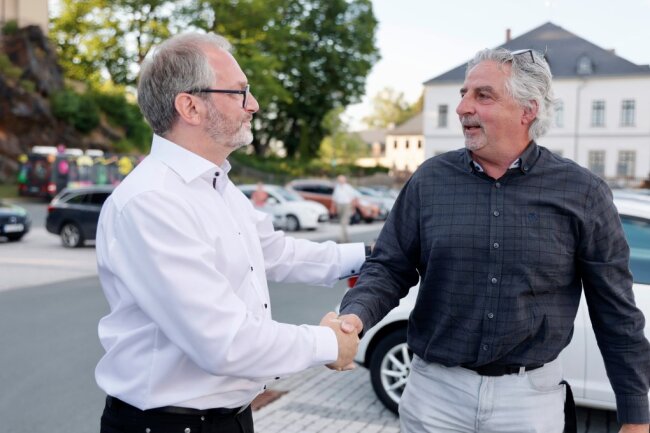 Amtsinhaber Manfred Deckert (rechts im Bild) gratuliert dem Wahlsieger Jens Scharff (links) zu dessen Wahlsieg. Dieser fiel mit 56,1 Prozent überraschend klar aus - Deckert holte nur 34,3 Prozent. 