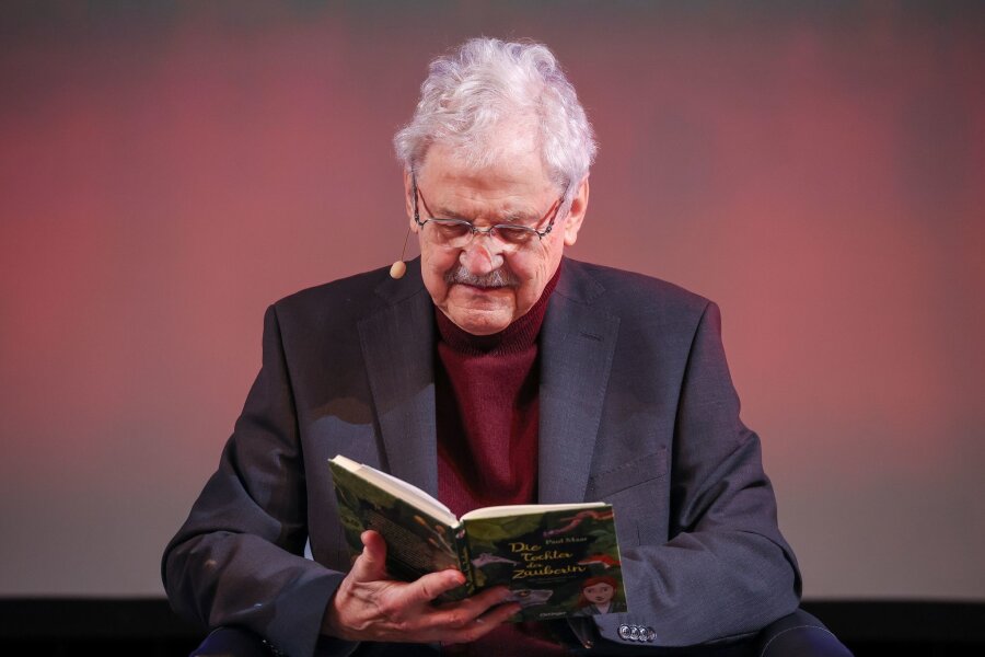 Paul Maar: "Die Gedanken kommen langsamer als früher" - Der deutsche Kinderbuchautor Paul Maar sitzt bei einer Lesung auf der Leipziger Buchmesse.