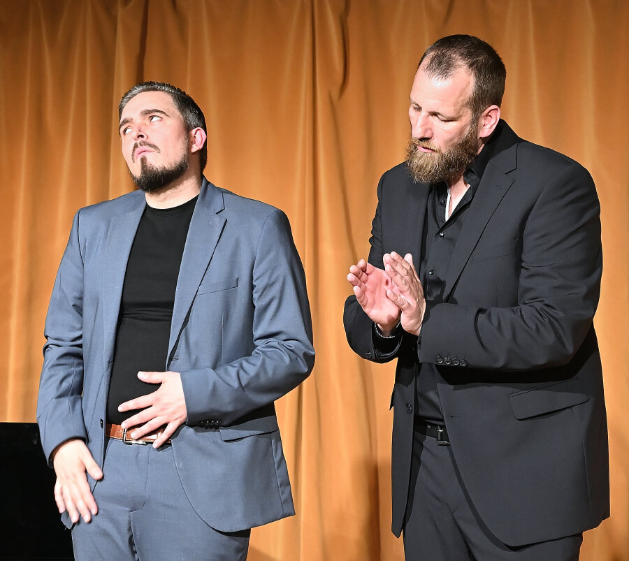 Paul Ulbricht (links) und Martin Berke im Kabarettkeller Chemnitz zur Premiere ihres neuen Programms "Auf Augenhöhe".  