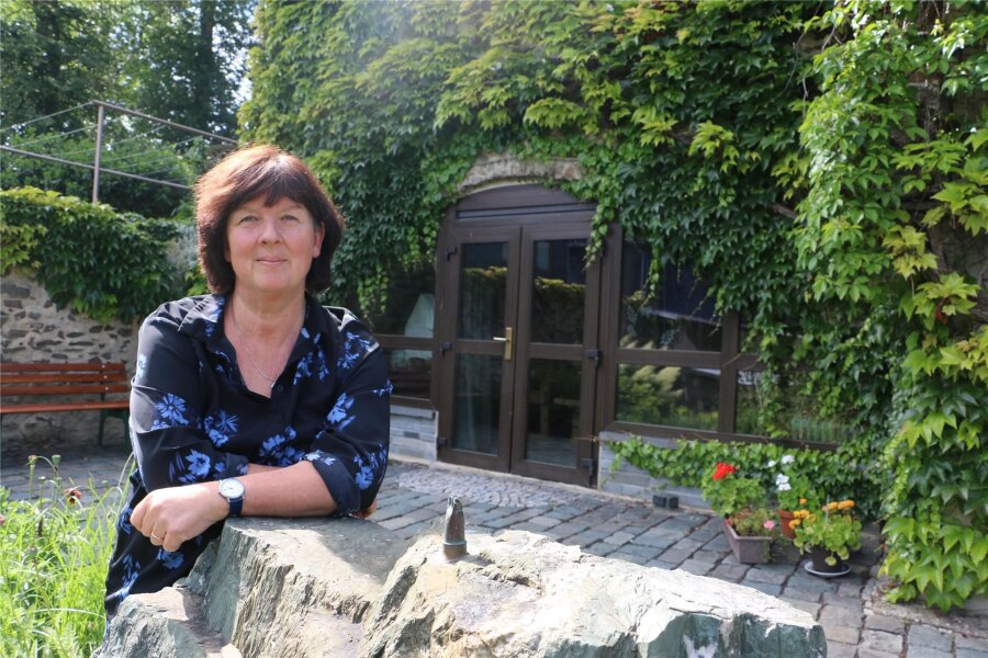Pausaer Heimatverein feiert seinen 30. Geburtstag - Im Garten des Heimatecks: Katrin Löwe leitet den Pausaer Heimatverein seit 2010. Vorher war sie Schriftführerin.