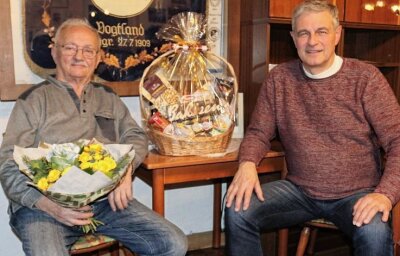 Pausaer reicht den Staffelstab weiter - Der KSV-Vorsitzende Ulrich Leithold (rechts) bedankte sich bei Horst Steinert mit Blumen und Präsentkorb für dessen Arbeit für den Verein.