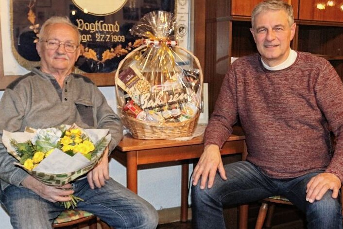 Pausaer reicht den Staffelstab weiter - Der KSV-Vorsitzende Ulrich Leithold (rechts) bedankte sich bei Horst Steinert mit Blumen und Präsentkorb für dessen Arbeit für den Verein.