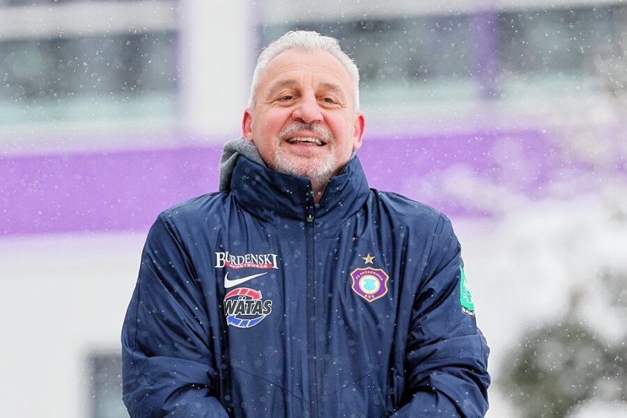 Pavel Dotchev nach seiner Rückkehr zum FC Erzgebirge Aue: "Es ist mein Verein, deshalb bin ich hier" - Warm anziehen! Pavel Dotchev leitet seit Montag wieder das Training beim FC Erzgebirge. 