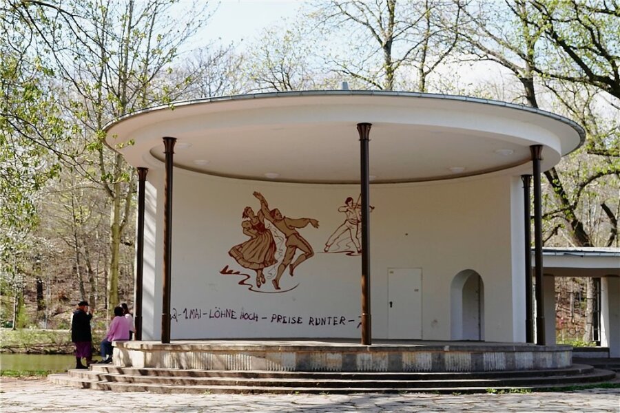 Frisch geweißt, schon wieder beschmiert: Der Pavillon auf der Schloßteichinsel in Chemnitz.