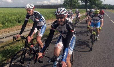 Pedalritter aus dem Erzgebirge kämpfen für Kinder in Asien - Elf Hobby-Radsportler machten sich auf den rund 300 Kilometer langen Weg nach Potsdam. 
