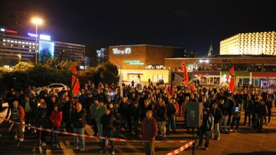Pegida-Anhänger demonstrieren in Chemnitz - 