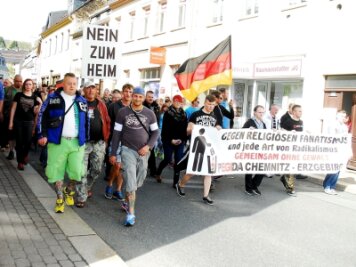Pegida in Chemnitz: Organisator enttäuscht von Teilnehmerzahl - Am Sonntag waren in Zschopau etwa 200 Menschen dem Aufruf von Pegida Chemnitz-Erzgebirge gefolgt. In Chemnitz kamen nicht einmal halb so viele Anhänger.