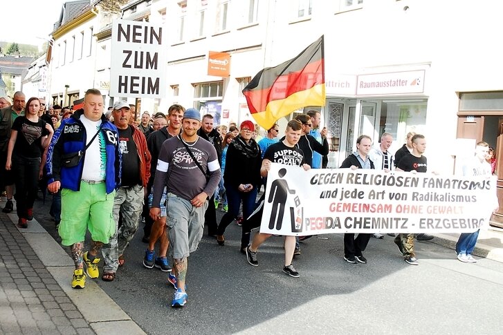 Pegida in Chemnitz: Organisator enttäuscht von Teilnehmerzahl - Am Sonntag waren in Zschopau etwa 200 Menschen dem Aufruf von Pegida Chemnitz-Erzgebirge gefolgt. In Chemnitz kamen nicht einmal halb so viele Anhänger.