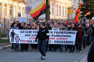 Pegida plant erste Kundgebung in Freiberg - Rund 150 Demonstranten nahmen am Montagabend an der Pegida-Kundgebung in Chemnitz teil. Nun planen die Organisatoren eine Kundgebung in Freiberg.