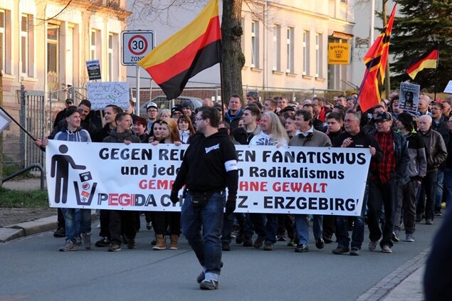 Pegida plant erste Kundgebung in Freiberg - Rund 150 Demonstranten nahmen am Montagabend an der Pegida-Kundgebung in Chemnitz teil. Nun planen die Organisatoren eine Kundgebung in Freiberg.