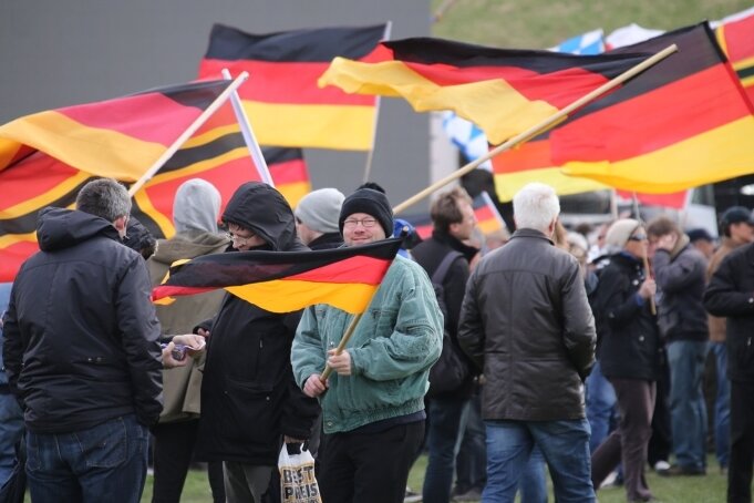 Pegida-Verein will montags nicht mehr demonstrieren - Kundgebung der Pegida-Bewegung auf dem Messegelände in Dresden im April dieses Jahres.