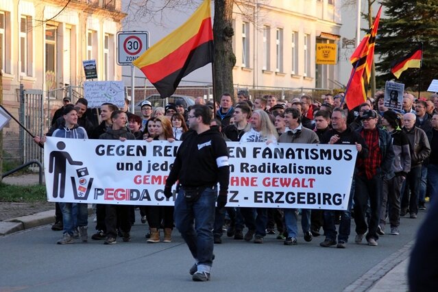 Pegida will Kandidaten für Bürgermeisterwahlen im Erzgebirge stellen - Rund 150 Demonstranten nahmen am Montagabend an der Pegida-Kundgebung in Chemnitz teil.