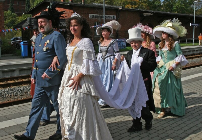Kostümierte Gäste beim Bahnhofsfest