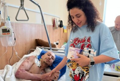 Pendeln zwischen Greifendorf und Kiew - Alvina Andriiasova, eine junge ukrainische Ärztin, im Kriegsgebiet mit einem schwer verletzten Patienten. Seine Eltern haben ihr Haus verloren und dürfen mit im Krankenhaus wohnen. 