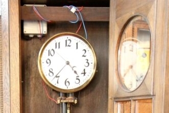 Pendeluhr des Werdauer Oberbürgermeisters braucht Experten - Die Uhr im OB-Dienstzimmer steht auf kurz nach halb fünf.