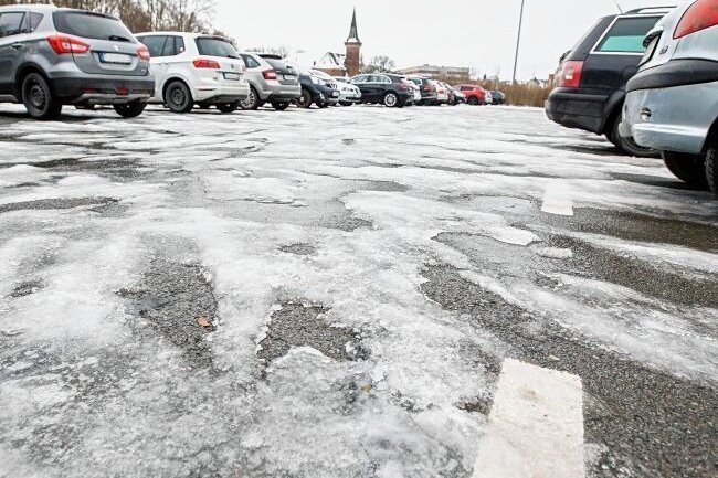 Pendler-Parkplatz wird zur gefährlichen Rutschbahn - Auf dem Parkplatz an der Plauener Festhalle reihen sich die Eisschollen aneinander. 