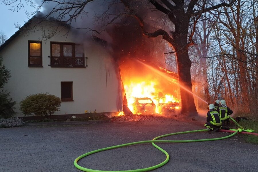 Penig: Carport eines Einfamilienhauses fängt Feuer - Dachstuhl in Brand 