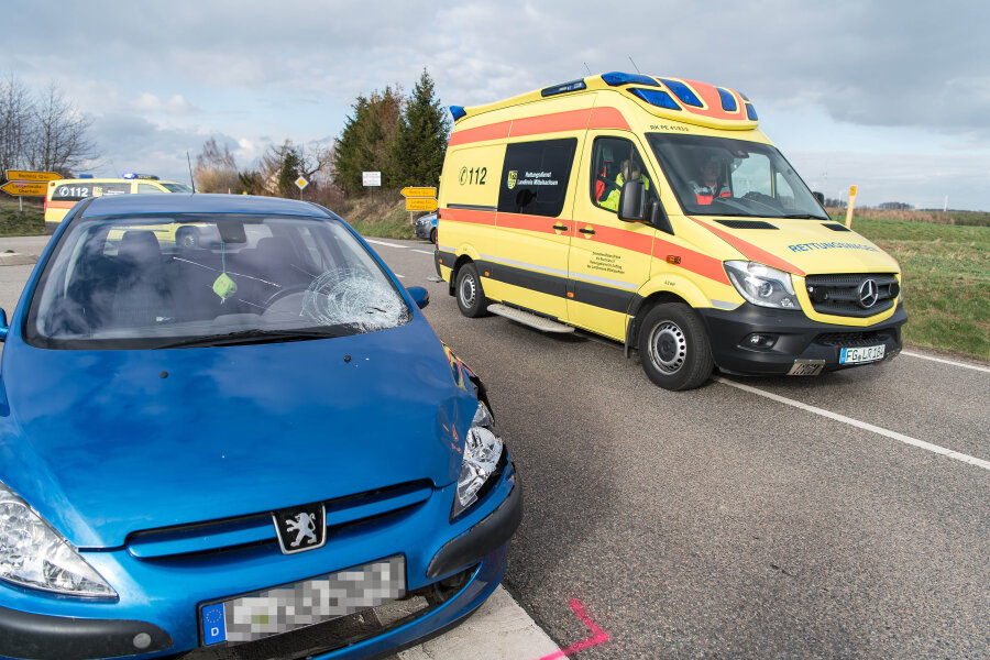 Penig: Elfjähriges Mädchen stirbt nach Unfall auf B 175 - 