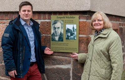 Penig erinnert an Grafiker - Bürgermeister André Wolf (links) mit Karsta Hoenicke.