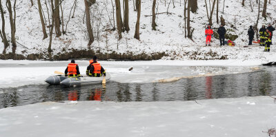 Penig: Vermisste vermutlich in Eis eingebrochen - Feuerwehrleute suchten die Mulde nach der Vermissten ab.