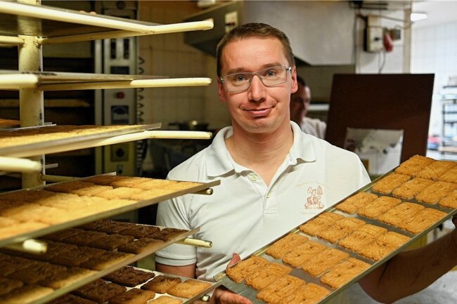 Peniger Bäcker fertigt Spekulatius in Handarbeit: Geld bringt es ihm nicht, aber Vorfreude - Wenn andere noch schlafen, steht Stefan Sparschuh schon in seiner Bäckerei in Penig. Von November bis Weihnachten werden des Nachts Spekulatius in Handarbeit hergestellt. 