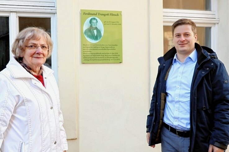 Peniger erinnern an Industriepionier - Karsta Hönicke (l.) enthüllte gemeinsame mit Bürgermeister André Wolf die Tafel an der Flinschstraße.