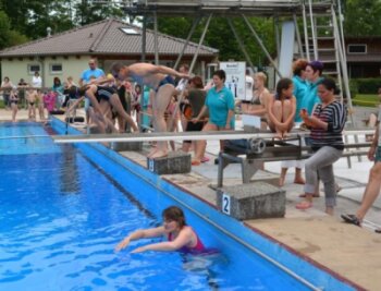 Peniger Freibad steuert auf Negativrekord zu - Badegäste beim sogenannten Stundenschwimmen im Peniger Freibad im Jahr 2015.