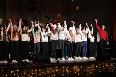 Peniger Schüler und Lehrer bringen Weihnachtsmonster auf die Bühne - Die Akteure des Weihnachtsstückes konnten sich über eine gelungene Aufführung freuen.