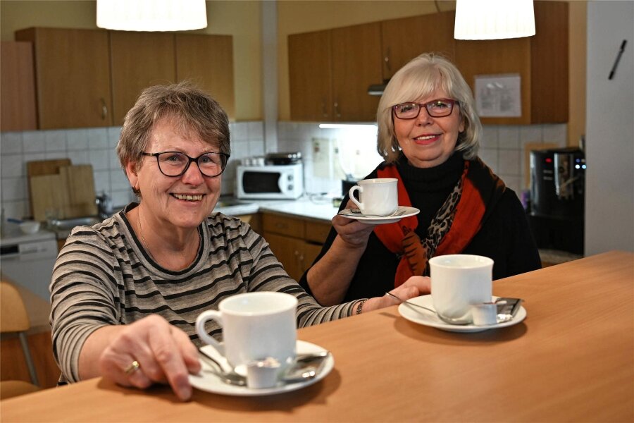 Penigs Treffpunkt mit Herz: ehrenamtliche Frauen bringen Leben ins Café „Mittendrin“ - Im „Café Mittendrin“ in Penig sind Regina Steinbach (links) und Christine Schumann die „Montagsfrauen". Sie kümmern sich liebevoll um jeden Besucher.
