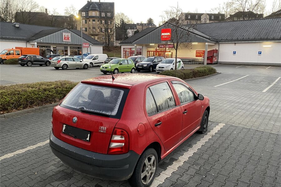 Penny-Parkplatz Reichenbach: Der rote Skoda ist weg - Ein seit Wochen vertrautes Bild am Reichenbacher Penny-Parkplatz. Mittlerweile ist der rote Skoda weg.